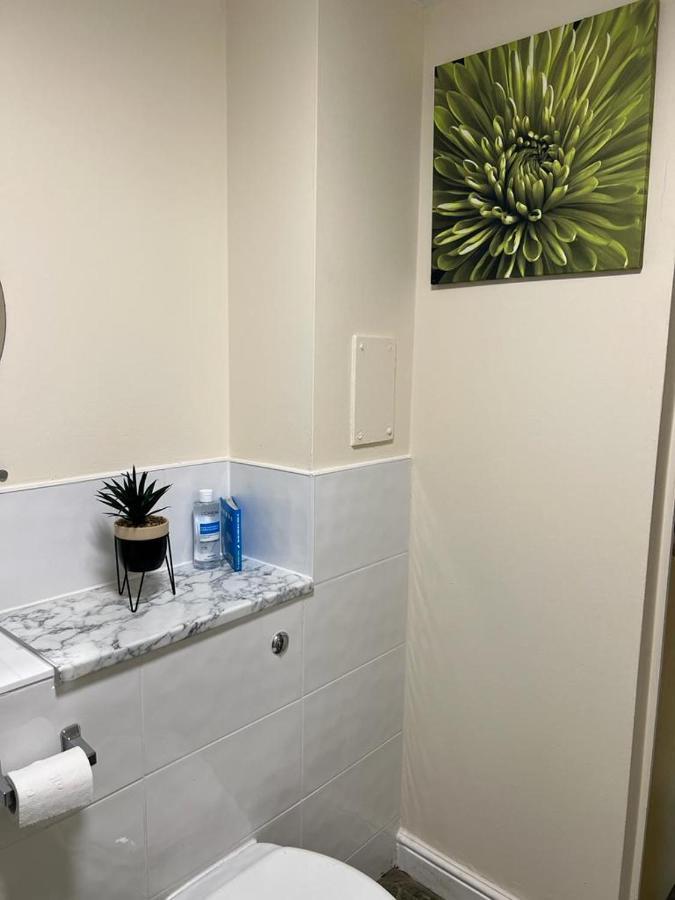 Stifford Modern Beautiful Gated Two Bed Apartment מראה חיצוני תמונה