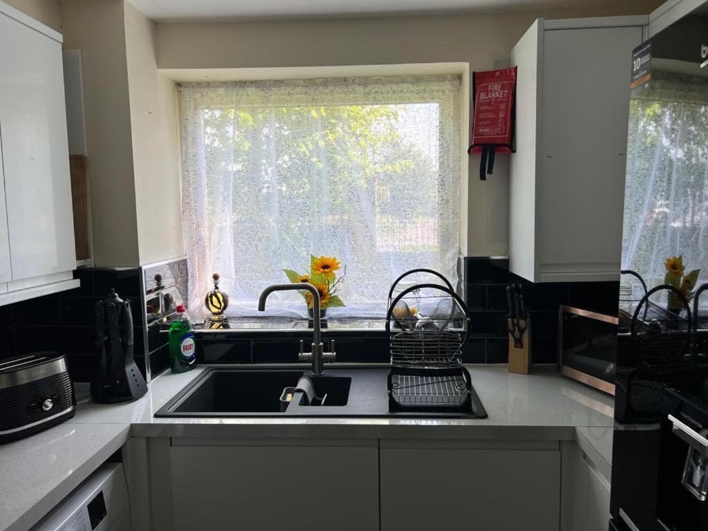 Stifford Modern Beautiful Gated Two Bed Apartment מראה חיצוני תמונה