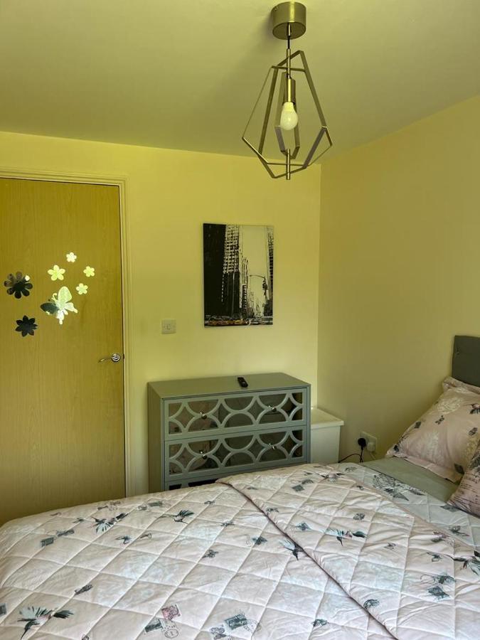Stifford Modern Beautiful Gated Two Bed Apartment מראה חיצוני תמונה